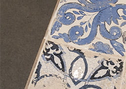 PASILLO EN EL ESPACIO TEMPO CON EL PAVIMENTO PORCELÁNICO LAND ANTHOLOGY: LAND WHITE Y ANTHOLOGY WHITE