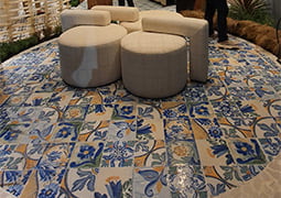 SALÓN EN EL ESPACIO TEMPO CON EL PAVIMENTO PORCELÁNICO LAND ANTHOLOGY, CENTRO QUINTESENCE