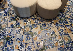 SALÓN EN EL ESPACIO TEMPO CON EL PAVIMENTO PORCELÁNICO LAND ANTHOLOGY, CENTRO QUINTESENCE