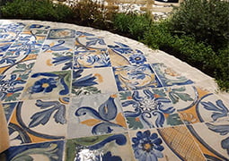 SALÓN EN EL ESPACIO TEMPO CON EL PAVIMENTO PORCELÁNICO LAND ANTHOLOGY, CENTRO QUINTESENCE