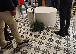CUARTO DE BAÑO EN EL ESPACIO TEMPO CON EL PAVIMENTO PORCELÁNICO NOSTALGY SEVILLA WHITE