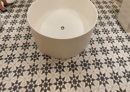 CUARTO DE BAÑO EN EL ESPACIO TEMPO CON EL PAVIMENTO PORCELÁNICO NOSTALGY SEVILLA WHITE