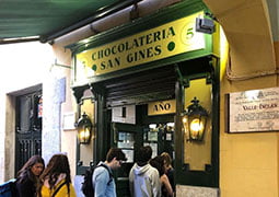 Churrería decorada con la serie Ravena