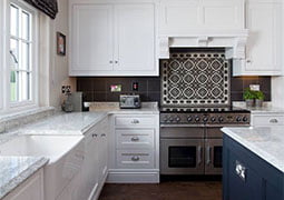 Cocina decorada con la serie Florentine y Victorian Gris