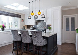 Cocina decorada con la serie Florentine y Victorian Gris