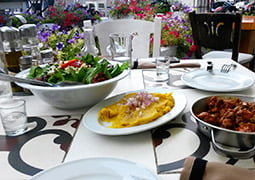 Mesa de la terraza del restaurante drosoulites