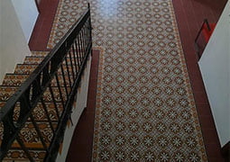 Entrada decorada con la colección Victorian Rojo y  Centro, Esquina Cenefa Gotic