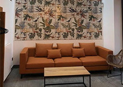 Sala de espera decorada con la serie Livorno