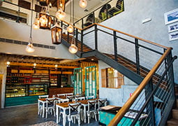 Hall Cafe decorado con la serie Victorian